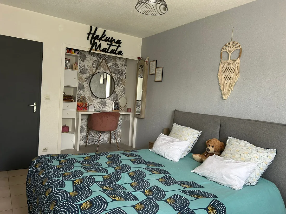 Première chambre, avec coiffeuse et miroir