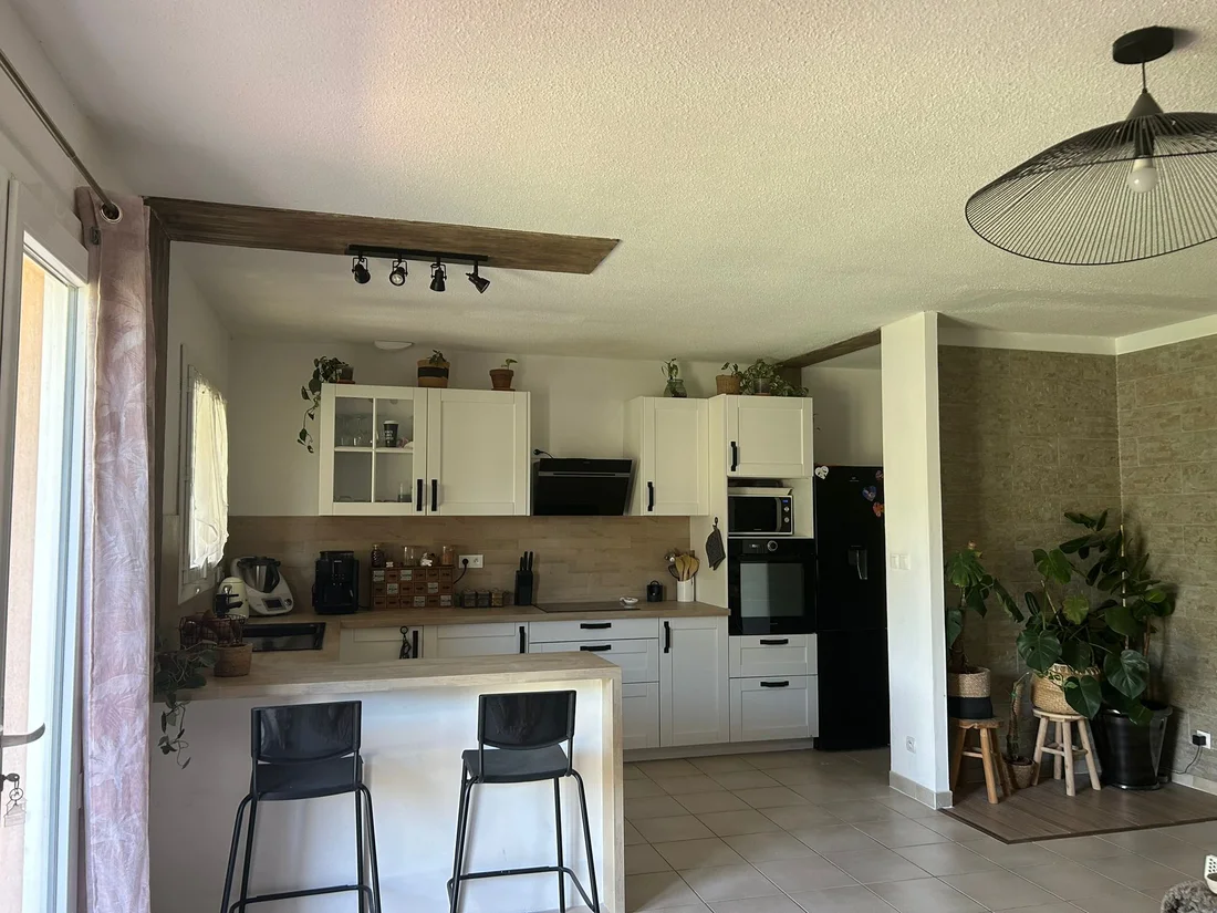 Cuisine ouverte avec îlot et bar