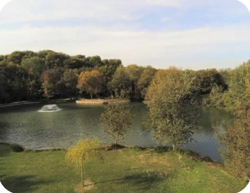 Plan d'eau et parc de loisirs à Saint-Martin-de-Crau