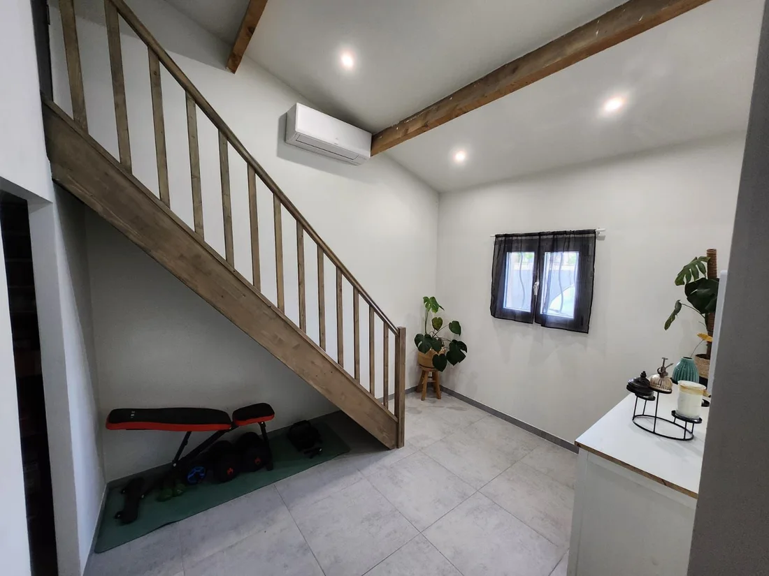 Bureau en mezzanine climatisé, accès par escalier